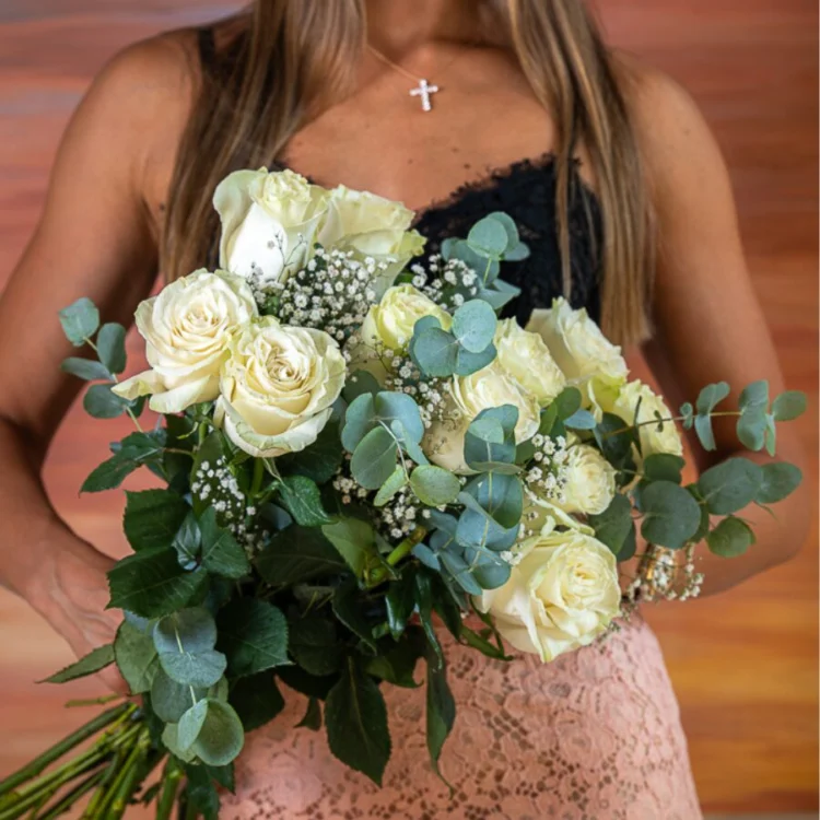 Bouquet of 12 Assorted White Roses