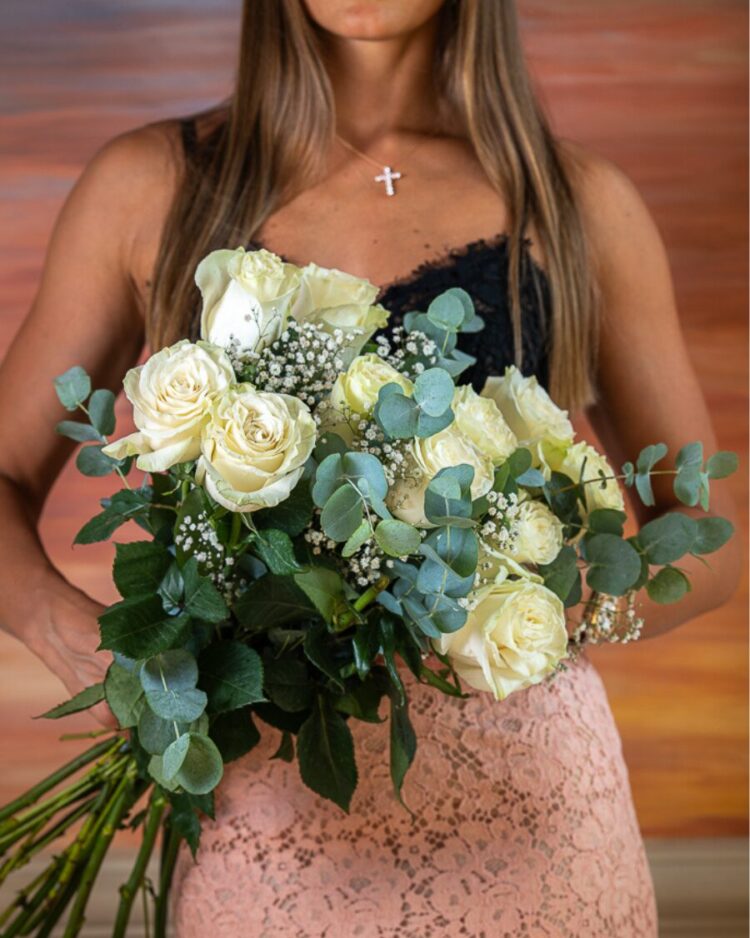 Ramo de 12 Rosas Blancas Variadas