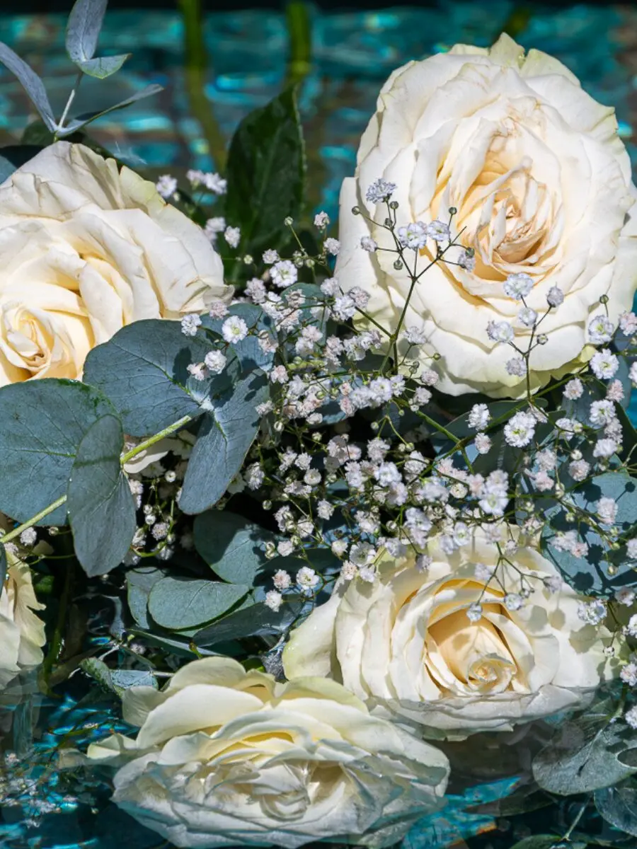Bouquet of 6 Assorted White Roses - Image 2