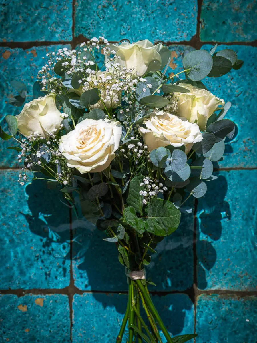 Bouquet of 6 Assorted White Roses