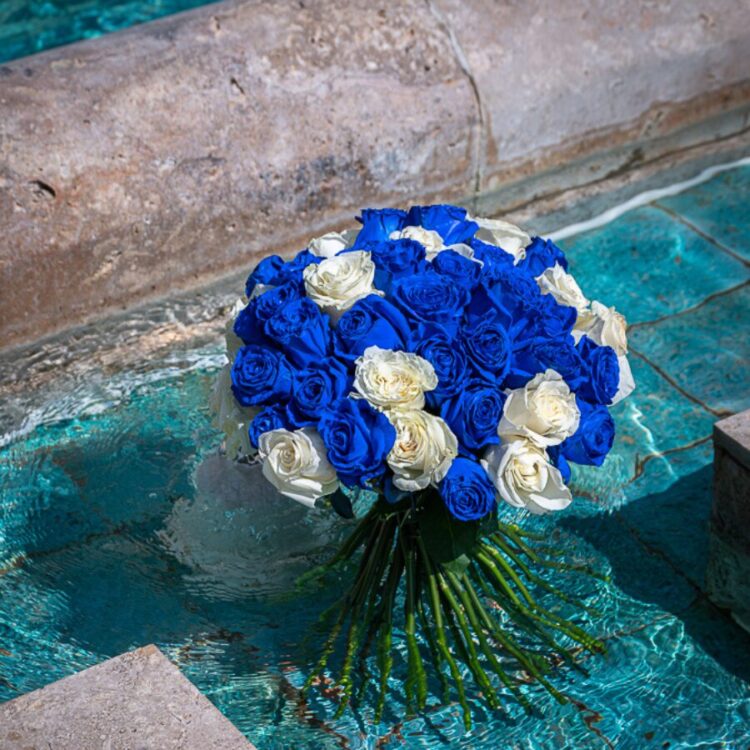 Bouquet Frozen 50 Rosas Azules y Blancas