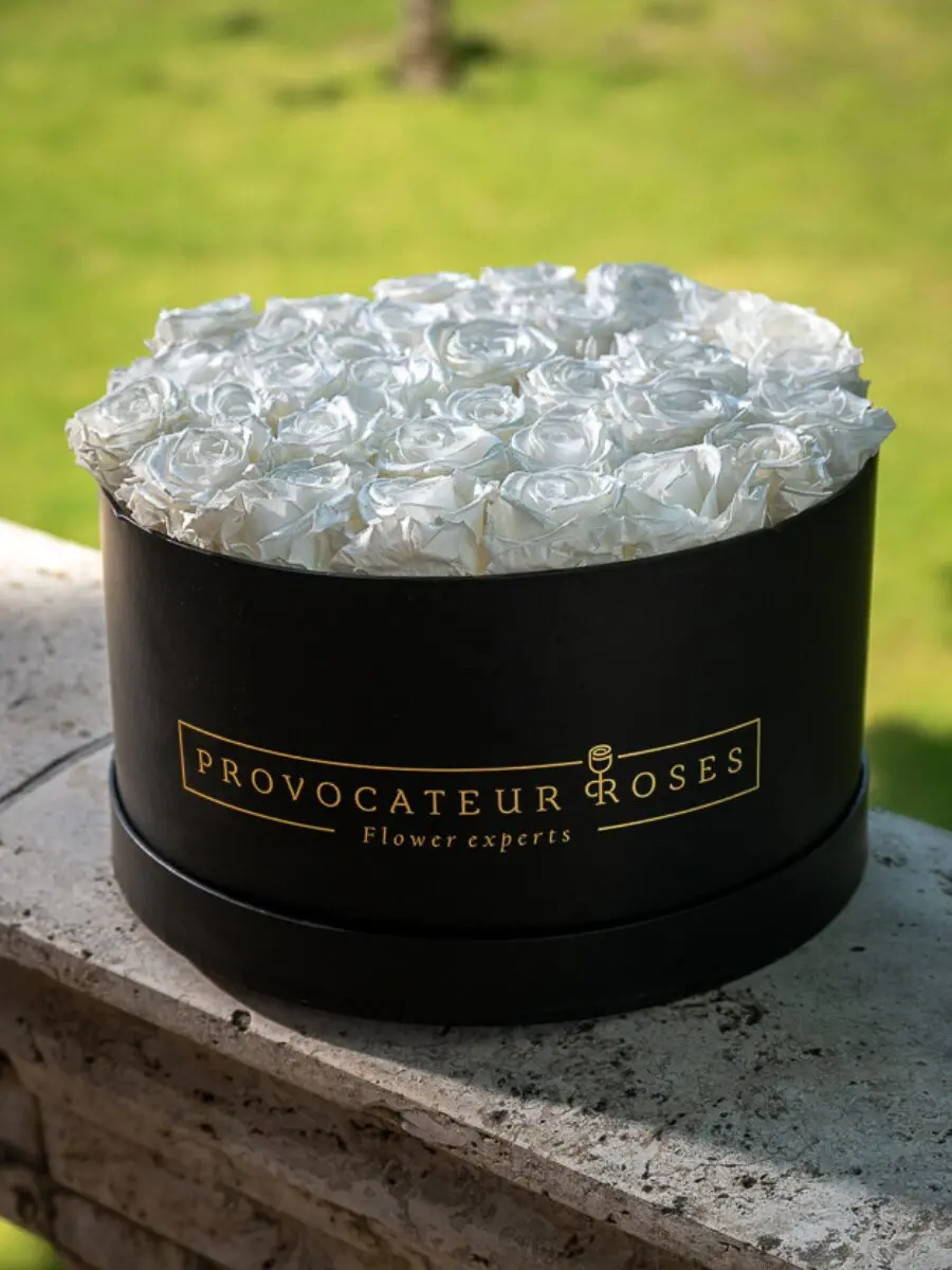 Black Box 30cm White Roses