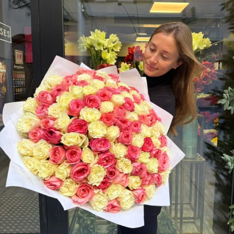 Royal Rose Crown Bouquet – 100 Roses