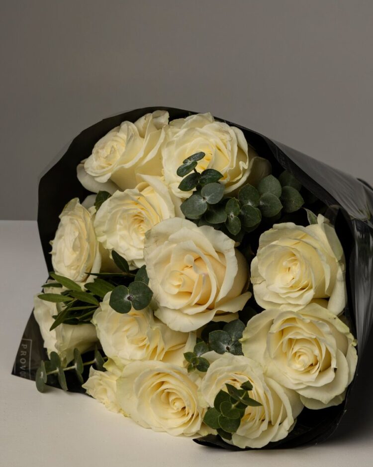 12 Rosas Blancas con Verdes Variados