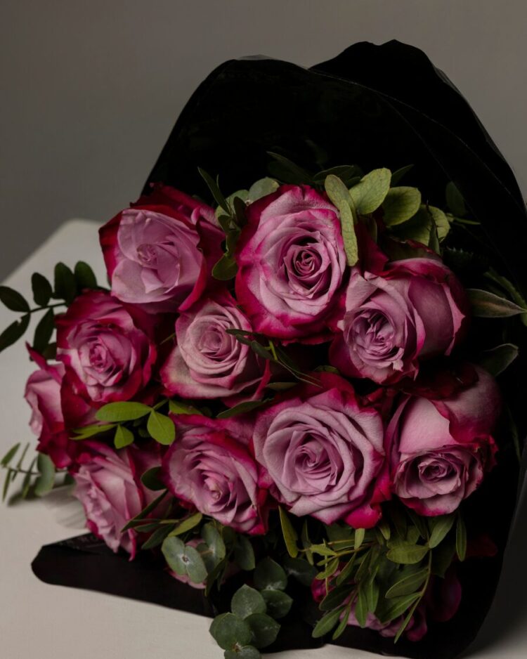 12 Rosas Violetas con Verdes Variados
