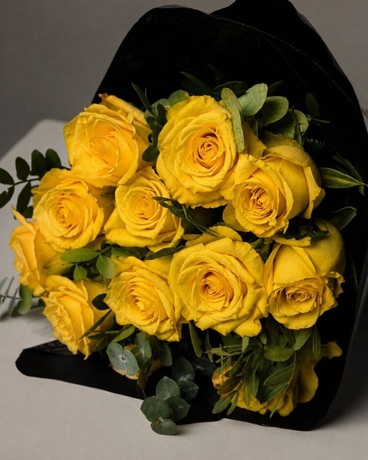 12 Rosas Sunny Morning con Verdes Variados
