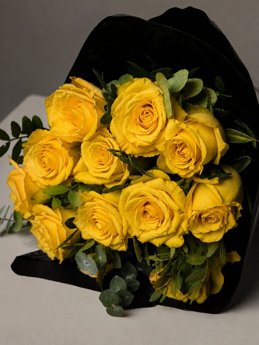12 Rosas Sunny Morning con Verdes Variados