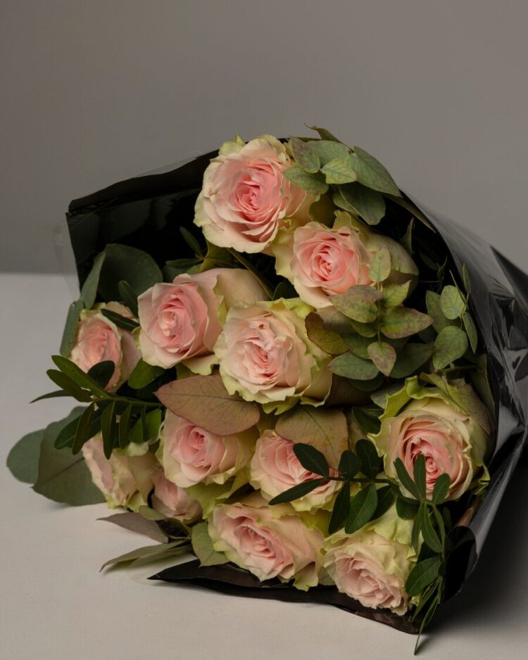 12 Rosas Frutteto con Verdes Variados